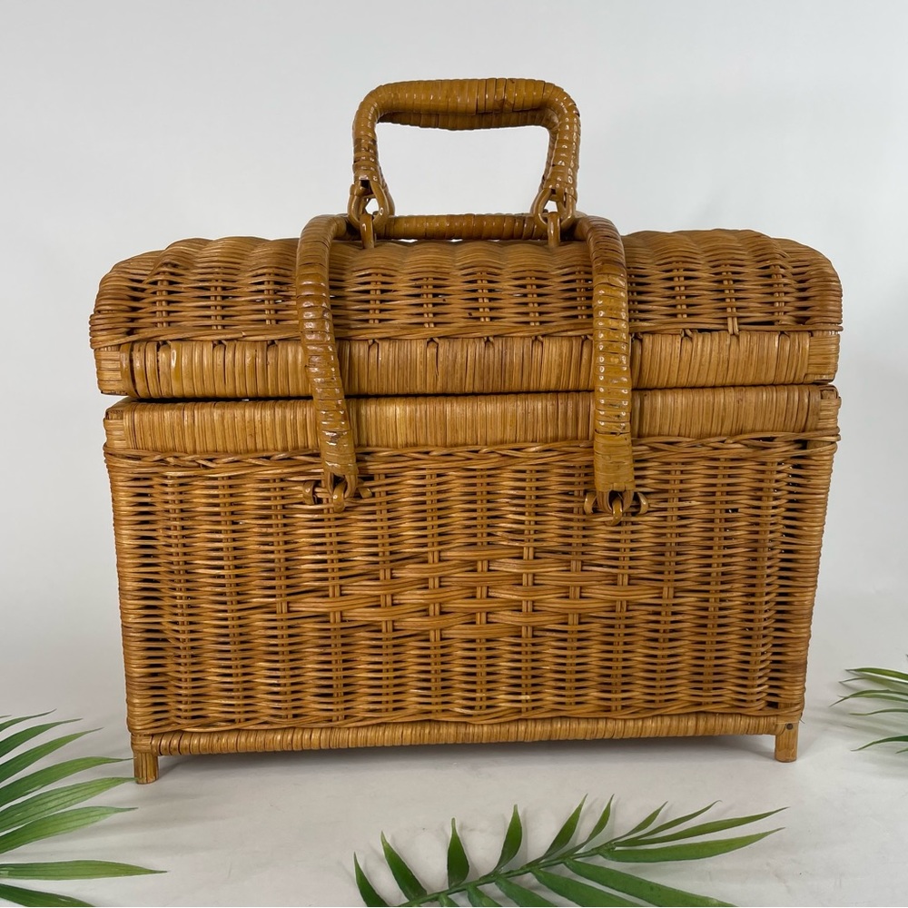 Vtg Boho Wicker Picnic Sewing Basket w/ Folding Locking Handles 12” x 9” x 8”